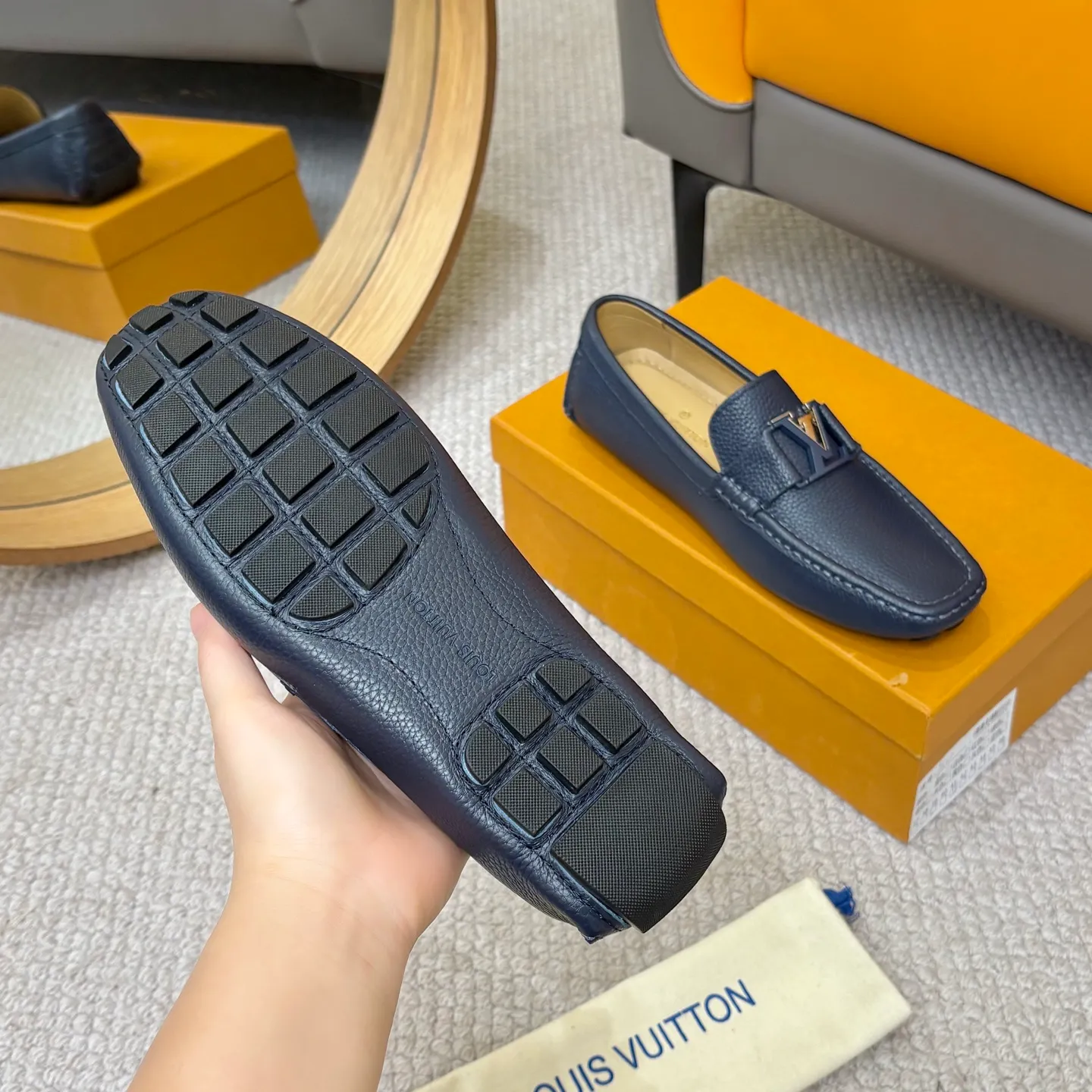 Men's men's shoes 💰420 (Yangli) LV 2⃣️0⃣️2⃣️5️⃣Spring and summer counter GLORIA series models ✈️Original factory special leather production, original last type. A classic driving slip-on casual shoe that shows an elegant style with exquisite craftsmanship details such as Monogram embossing all over the upper🌀Italian imported calfskin fabric Sheepskin foot pads➕Inside～Private mold replica sole Unique style Comfortable driving slip-on Size: 4-12 (38-46) Comes with [Counter packaging: original box, wrapping paper, card, instruction manual, shoehorn, cloth bag] No pressure to enter and leave the counter!